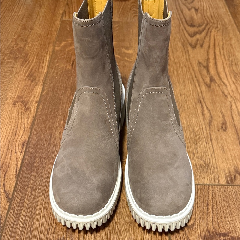 4CCCCEES NWOB size 41 ankle boots